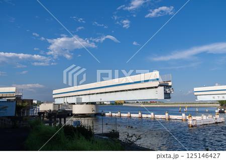 羽田可動橋と海老取川 - 東京都大田区,日本 羽田可動橋と海老取川 - 東京都大田区,日本 125146427