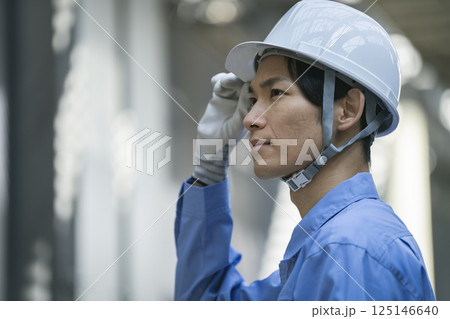 作業服を着た30代の男性 横顔 作業服を着た30代の男性 横顔 125146640