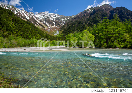 新緑の上高地の梓川と穂高連峰の絶景6 新緑の上高地の梓川と穂高連峰の絶景6 125146764