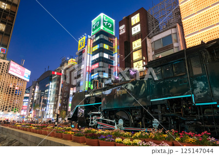 東京都港区 夜の新橋駅西口広場と街並み 125147044