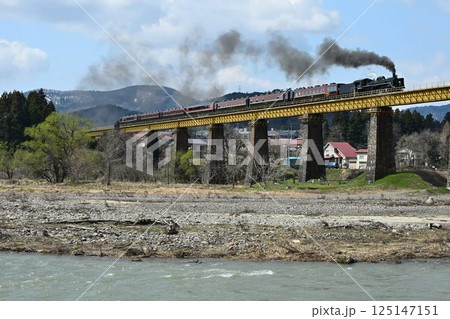 磐越西線　一ノ戸川橋梁を行くばんえつ物語号　蒸気機関車 125147151