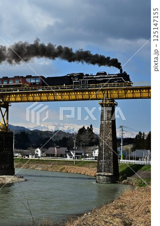 磐越西線　一ノ戸川橋梁を行くばんえつ物語号　蒸気機関車 125147155