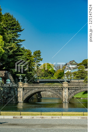 快晴の皇居二重橋 快晴の皇居二重橋 125147424
