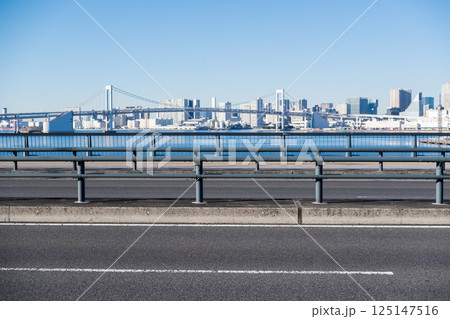 【豊洲大橋】早朝の橋上風景と都市風景 125147516