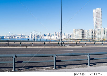 【豊洲大橋】早朝の橋上風景と都市風景 【豊洲大橋】早朝の橋上風景と都市風景 125147520