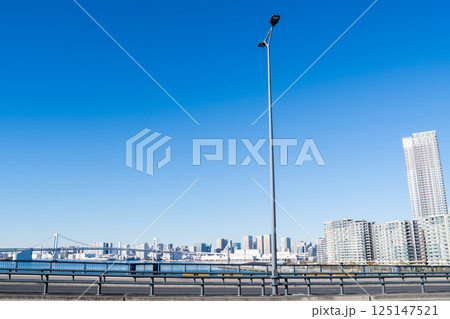【豊洲大橋】早朝の橋上風景と都市風景 【豊洲大橋】早朝の橋上風景と都市風景 125147521