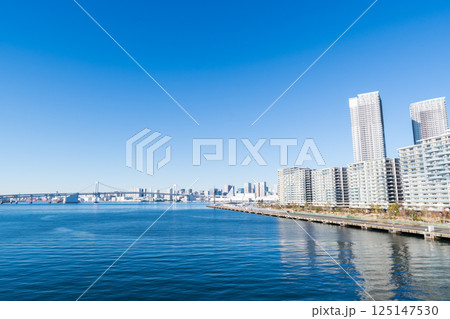 【豊洲大橋】早朝の橋上から見る都市風景 125147530