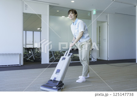 オフィスビルの床に掃除機をかける若い女性清掃員 撮影協力:学校法人電波学園 東京電子専門学校 オフィスビルの床に掃除機をかける若い女性清掃員 撮影協力:学校法人電波学園 東京電子専門学校 125147738