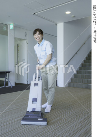 オフィスビルで掃除機をかける女性清掃員のポートレート 撮影協力:学校法人電波学園 東京電子専門学校 オフィスビルで掃除機をかける女性清掃員のポートレート 撮影協力:学校法人電波学園 東京電子専門学校 125147789