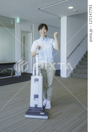 オフィスビルで掃除機をかける女性清掃員のポートレート 撮影協力:学校法人電波学園 東京電子専門学校 オフィスビルで掃除機をかける女性清掃員のポートレート 撮影協力:学校法人電波学園 東京電子専門学校 125147791
