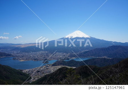 FUJIYAMAツインテラスから望む富士山と河口湖 125147961