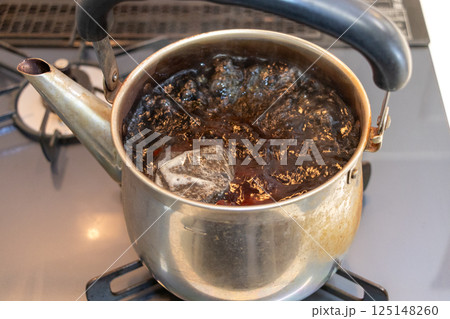やかんでお茶を沸かす やかんでお茶を沸かす 125148260