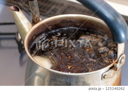 やかんでお茶を沸かす やかんでお茶を沸かす 125148262