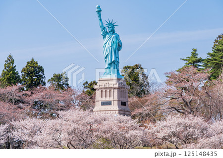 「青森県」おいらせ町の自由の女神像、春の風景 125148435