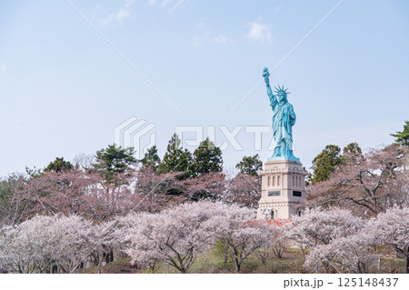 「青森県」おいらせ町の自由の女神像、春の風景 125148437