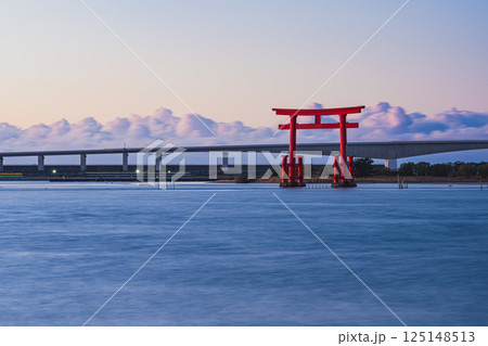 浜松市にある日の出前の弁天島の赤い鳥居の風景(静岡県) 浜松市にある日の出前の弁天島の赤い鳥居の風景(静岡県) 125148513