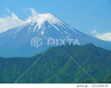 初夏の滝子山から望む富士と三ッ峠　 125148516