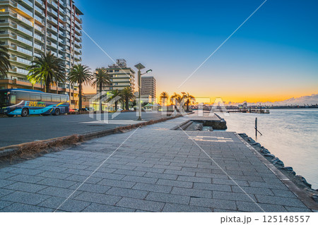 浜松市にある日の出前の弁天島海浜公園と立ち並ぶ宿泊施設の風景(静岡県) 浜松市にある日の出前の弁天島海浜公園と立ち並ぶ宿泊施設の風景(静岡県) 125148557