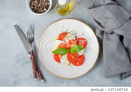 salad with tomatoes, mozzarella and basil 125148718