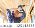 DIY 電動ドリルで穴を開ける男性 その2 125148888