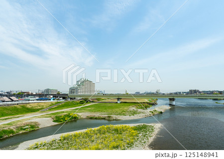 多摩水道橋から見た小田急小田原線方向の景色 春の青空 東京都と神奈川県の間 多摩水道橋から見た小田急小田原線方向の景色 春の青空 東京都と神奈川県の間 125148941