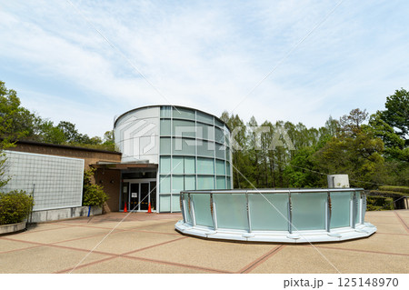川崎市岡本太郎美術館の入口と吹き抜け開口部　春の青空　神奈川県川崎市多摩区 125148970