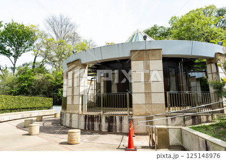 川崎市岡本太郎美術館のエレベーター乗り場　春の青空　神奈川県川崎市多摩区 125148976