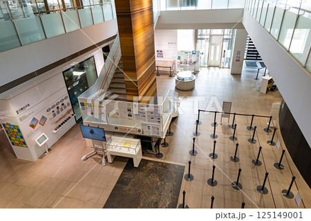 かわさき宙と緑の科学館の中 2階から1階の展示物を眺める 春の青空 神奈川県川崎市多摩区 かわさき宙と緑の科学館の中 2階から1階の展示物を眺める 春の青空 神奈川県川崎市多摩区 125149001