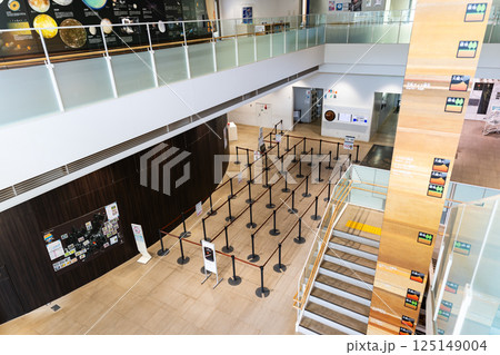 かわさき宙と緑の科学館の中　2階からの眺め　春の青空　神奈川県川崎市多摩区 125149004