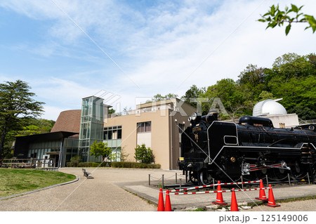 かわさき宙と緑の科学館と保存車両D51 408を眺める　春の青空　神奈川県川崎市多摩区 125149006