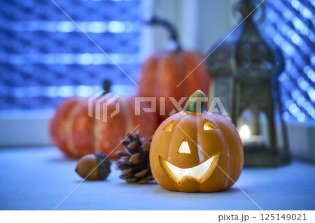 夜の窓辺に飾り付けられたハロウィンイメージ 125149021