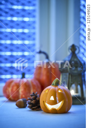 夜の窓辺に飾り付けられたハロウィンイメージ 夜の窓辺に飾り付けられたハロウィンイメージ 125149023