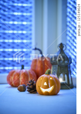 夜の窓辺に飾り付けられたハロウィンイメージ 125149024