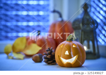 夜の窓辺に飾り付けられたハロウィンイメージ 夜の窓辺に飾り付けられたハロウィンイメージ 125149027