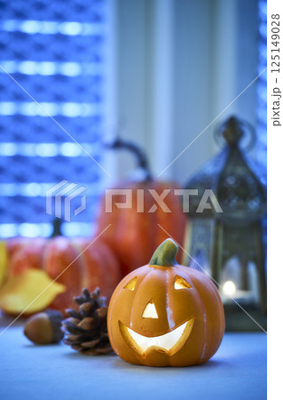 夜の窓辺に飾り付けられたハロウィンイメージ 夜の窓辺に飾り付けられたハロウィンイメージ 125149028