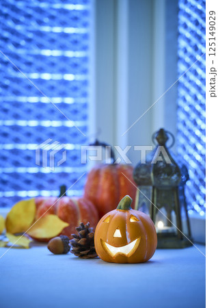 夜の窓辺に飾り付けられたハロウィンイメージ 夜の窓辺に飾り付けられたハロウィンイメージ 125149029