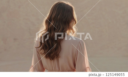 金髪女性の後ろ姿 金髪女性の後ろ姿 125149055