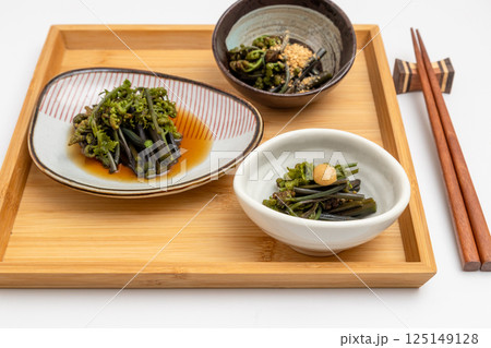 山菜を使った料理が三種類トレーに並べられている 春の料理おひたしや胡麻和え 山菜を使った料理が三種類トレーに並べられている 春の料理おひたしや胡麻和え 125149128
