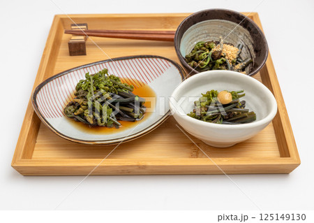 山菜を使った料理が三種類トレーに並べられている　春の料理おひたしや胡麻和え 125149130
