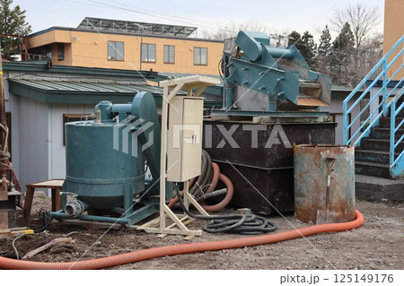 井戸掘削　マッドミキサーとマッドスクリーン 125149176