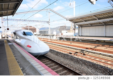 福山駅を発車中の新幹線 125149308