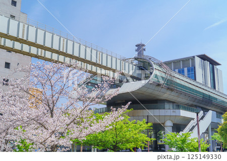 【千葉県千葉市】都川公園の桜と千葉都市モノレール・県庁前駅 125149330