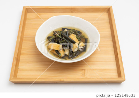 春の山菜のワラビを薄揚げと煮た料理 春の山菜のワラビを薄揚げと煮た料理 125149333