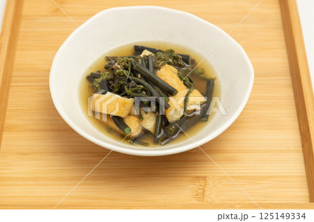 春の山菜のワラビを薄揚げと煮た料理 春の山菜のワラビを薄揚げと煮た料理 125149334