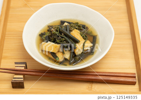春の山菜のワラビを薄揚げと煮た料理 春の山菜のワラビを薄揚げと煮た料理 125149335