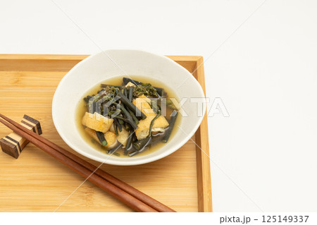 春の山菜のワラビを薄揚げと煮た料理 春の山菜のワラビを薄揚げと煮た料理 125149337