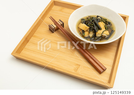 春の山菜のワラビを薄揚げと煮た料理 春の山菜のワラビを薄揚げと煮た料理 125149339