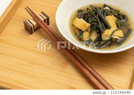 春の山菜のワラビを薄揚げと煮た料理 春の山菜のワラビを薄揚げと煮た料理 125149340