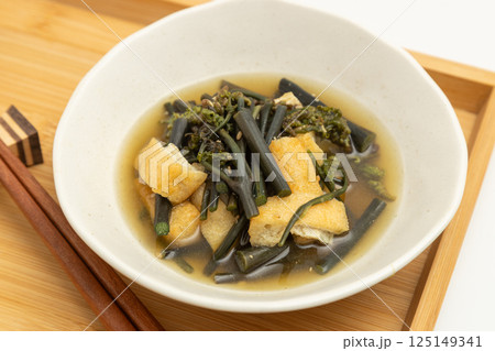 春の山菜のワラビを薄揚げと煮た料理 春の山菜のワラビを薄揚げと煮た料理 125149341