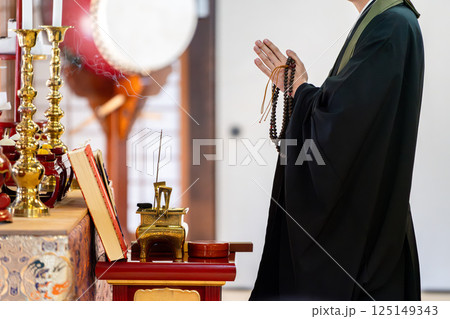 祭壇前で祈る僧侶 祭壇前で祈る僧侶 125149343